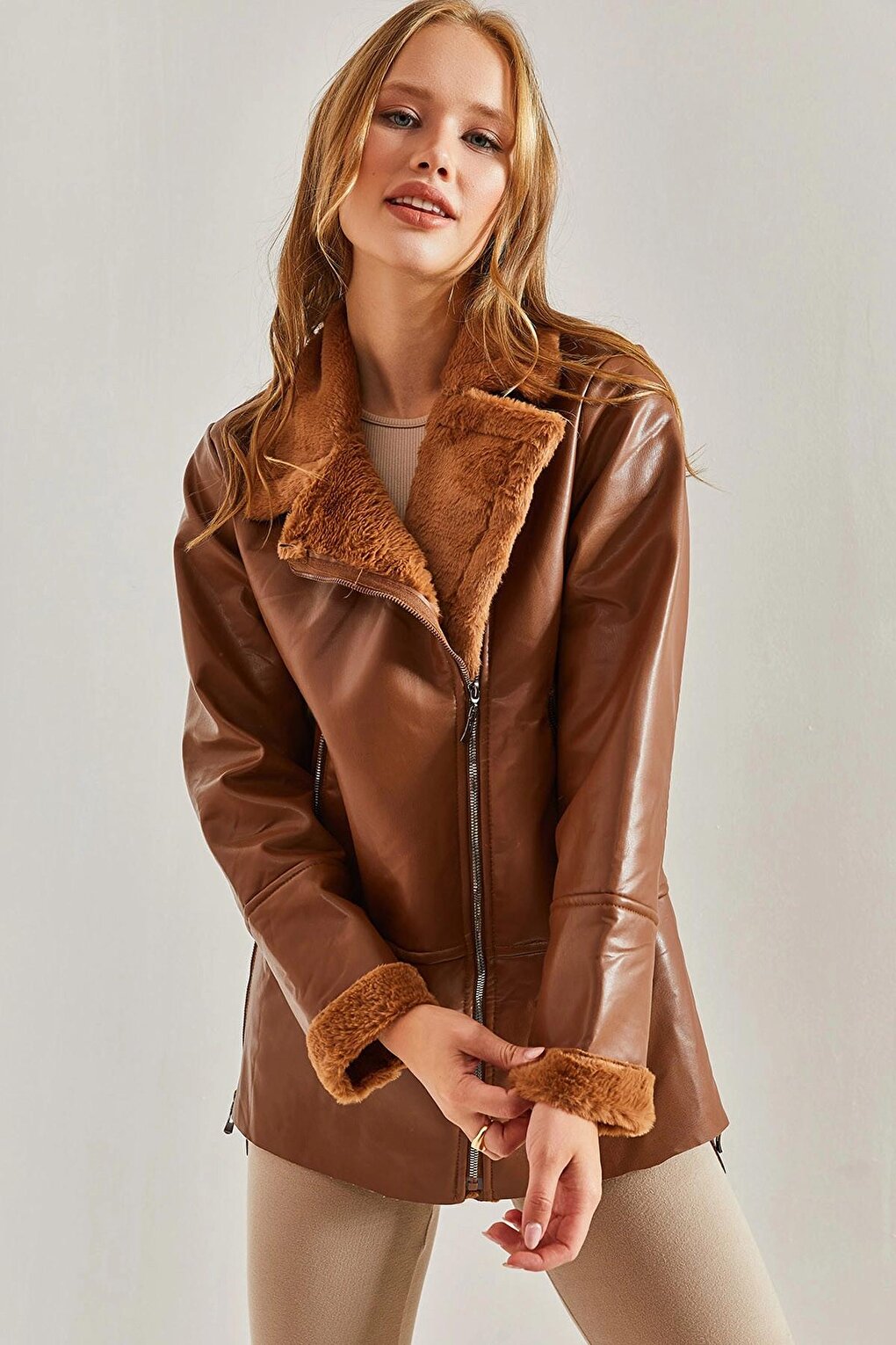 цена Женское кожаное пальто на меховой подкладке с небольшим карманом SHADE
