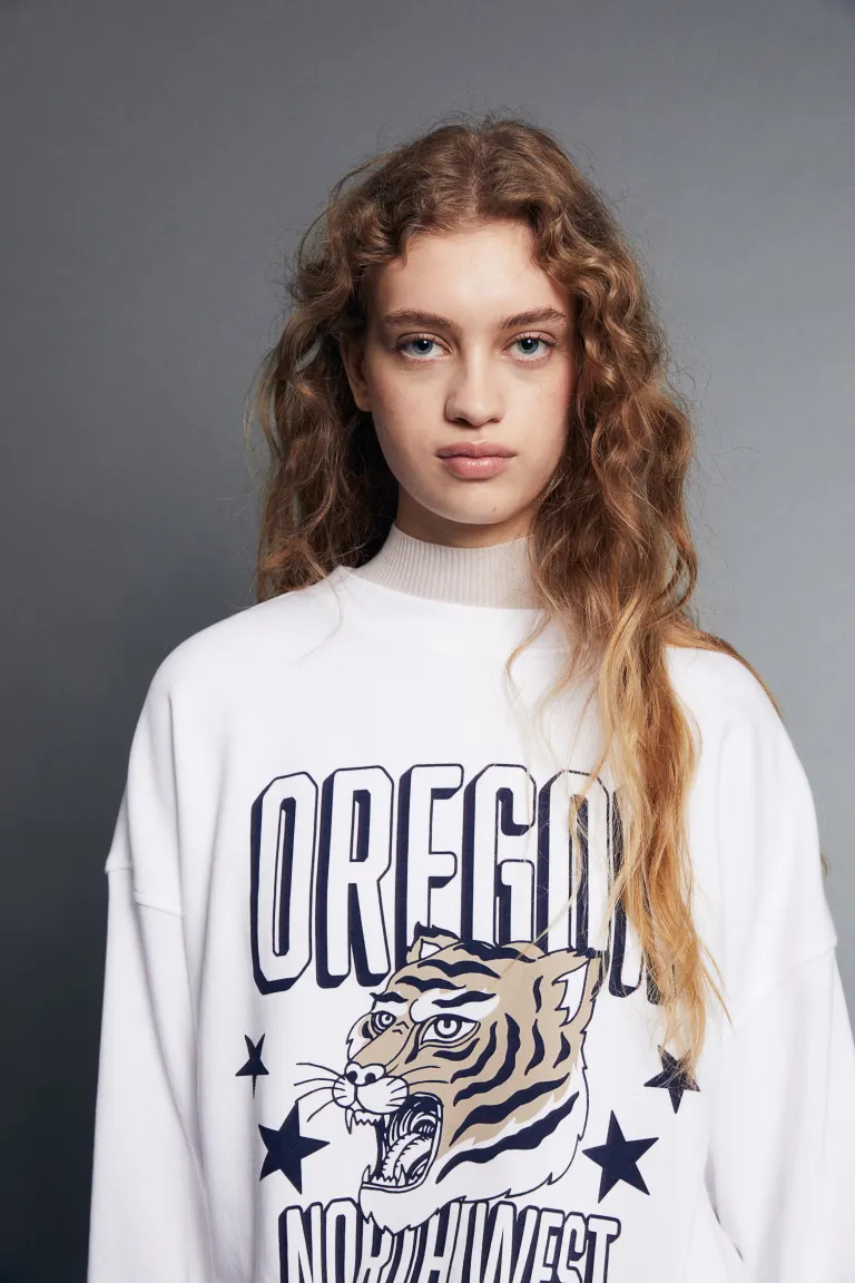 

Объемный свитшот с мотивом H&M, белый