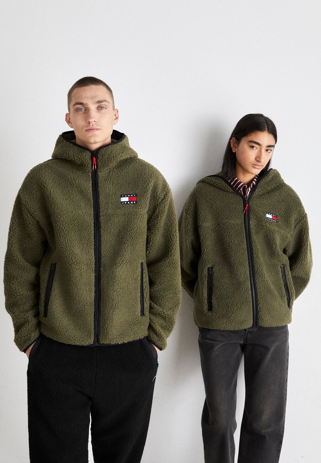 

Куртка Tommy Jeans ЭКСКЛЮЗИВНАЯ ХУДИ НА МОЛНИИ УНИСЕКС, цвет drab olive green