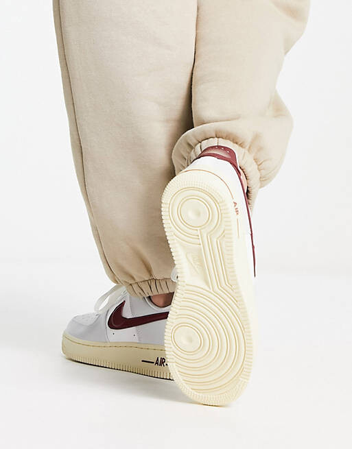 

Серые и бордовые кроссовки Nike AF1 '07, Серый