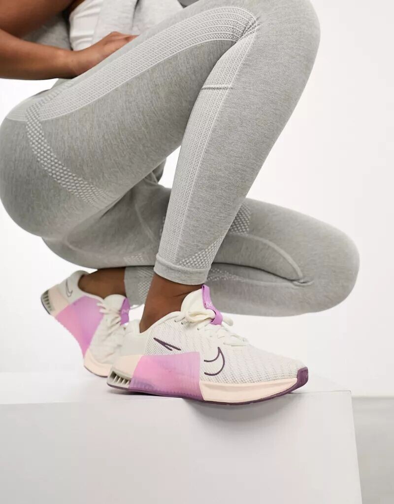 

Бело-фиолетовые кроссовки Nike Metcon 9