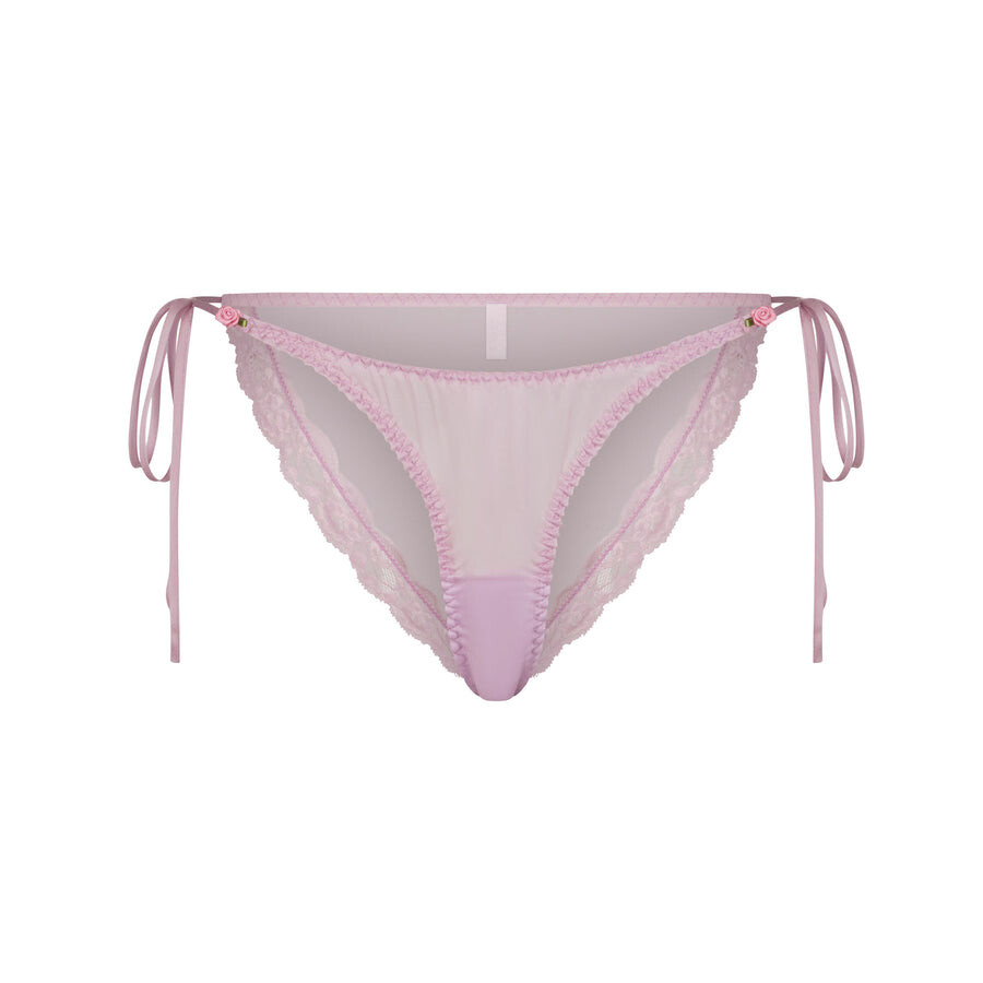

Бикини с завязками по боку SKIMS Skims Romance Lace, цвет Iris Mica
