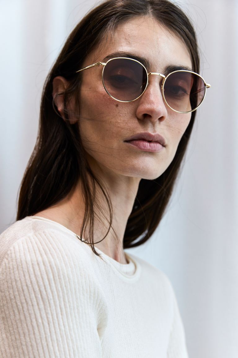 Овальные солнцезащитные очки в узкой оправе и другие истории H&M, желтый