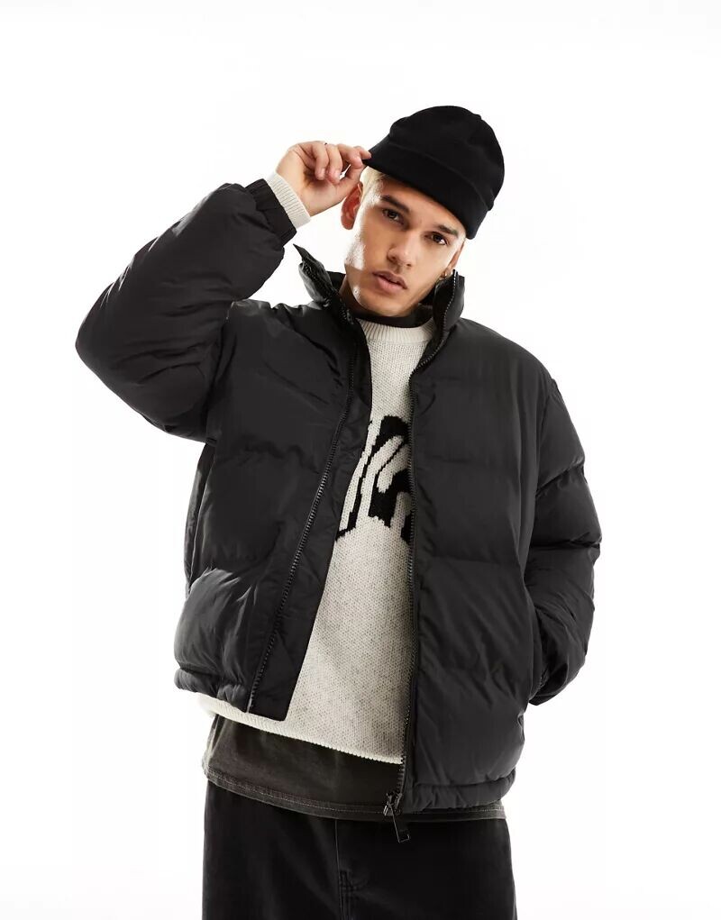 

Черная пуховик Weekday Cole