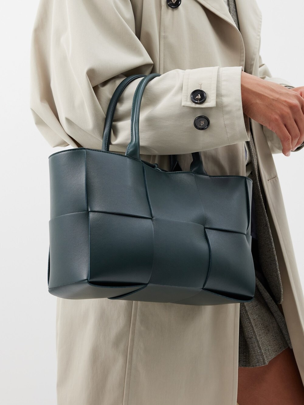 

Маленькая сумка-тоут arco из кожи intrecciato Bottega Veneta, зеленый