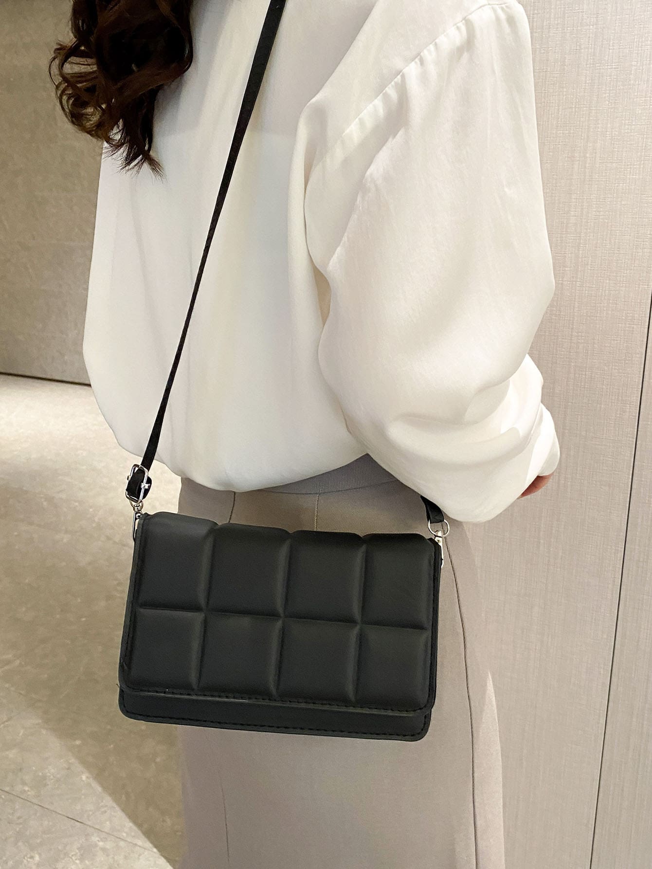 Простая и модная маленькая квадратная сумка, черный новая плетеная женская сумка на одно плечо черная маленькая квадратная сумка 2021 модная ажурная дизайнерская диагональная сумка на одно пл