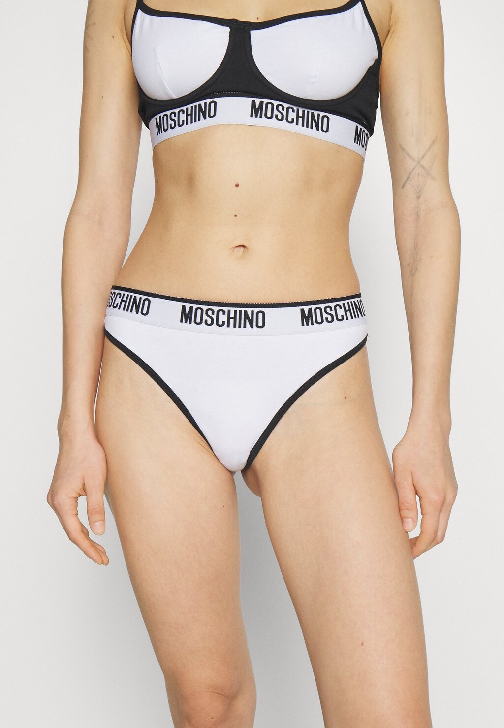 

Стринги Moschino Underwear СТРИНКИ, цвет fantasy white