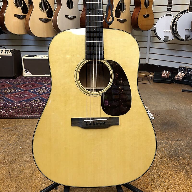 

Акустическая гитара Martin D-18 Standard Series Sitka Spruce/Mahogany Dreadnought Acoustic Guitar w/Hard Case