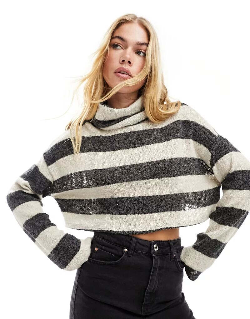 

Серый укороченный топ в полоску с длинными рукавами Pull&Bear