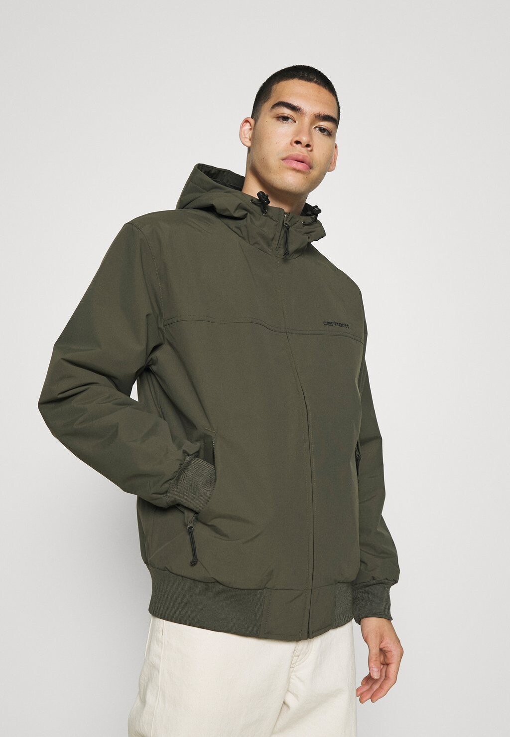 

Куртка Carhartt WIP ПАРУС С КАПЮШОНОМ, цвет cypress/black