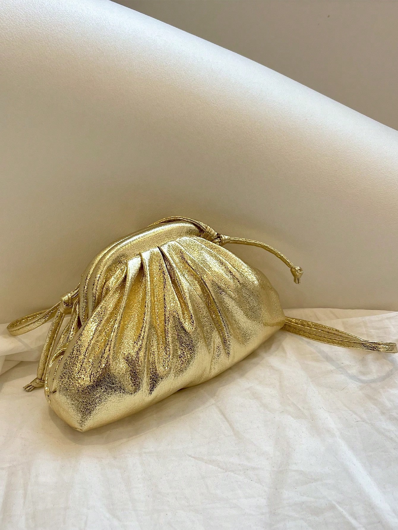 цена Мини-сумка со складками Ярко-розовый металлик Полиуретан в стиле фанк, золото