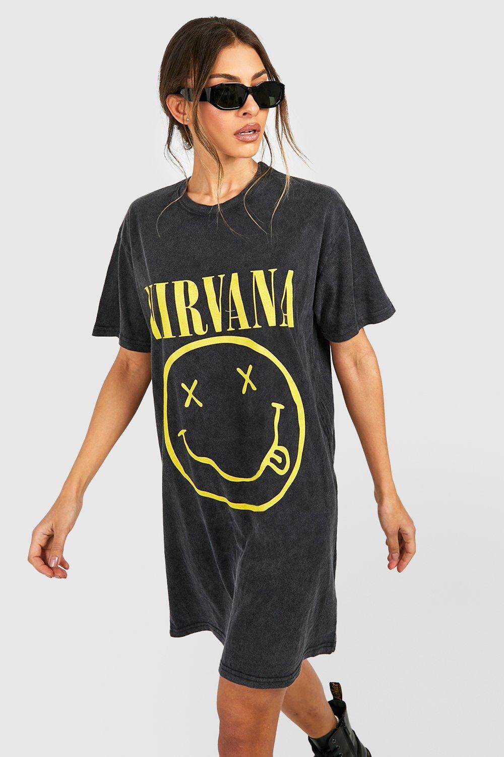 

Платье-футболка с улыбком и сложком nirvana acid wash Boohoo, черный