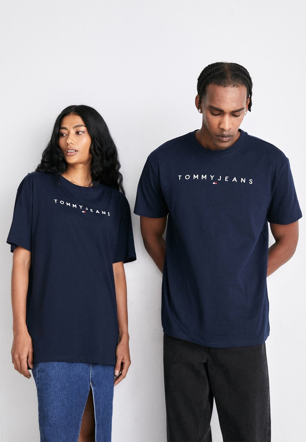 

Футболка с принтом Tommy Jeans ФУТБОЛКА LINEAR LOGO FEE UNISEX, тёмно-синий
