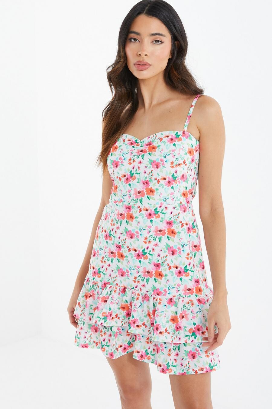 

Белое мини-платье с цветочным принтом и оборками QUIZ Clothing