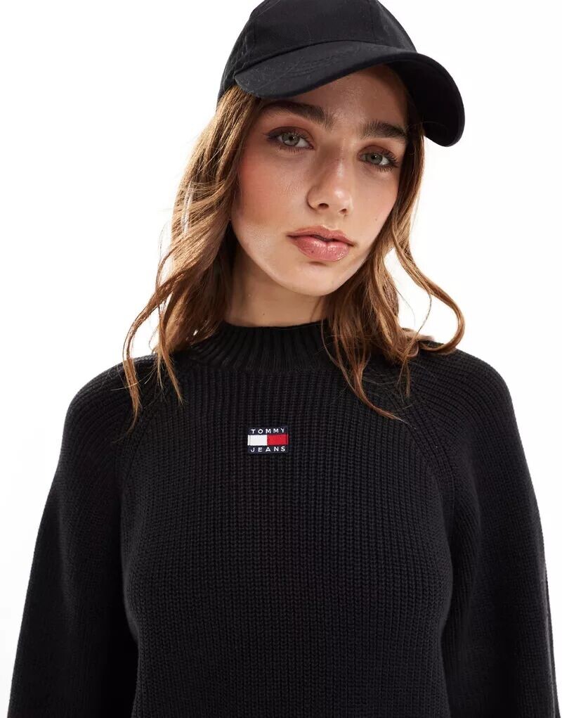 

Черный джемпер с воротником-стойкой и логотипом Tommy Jeans