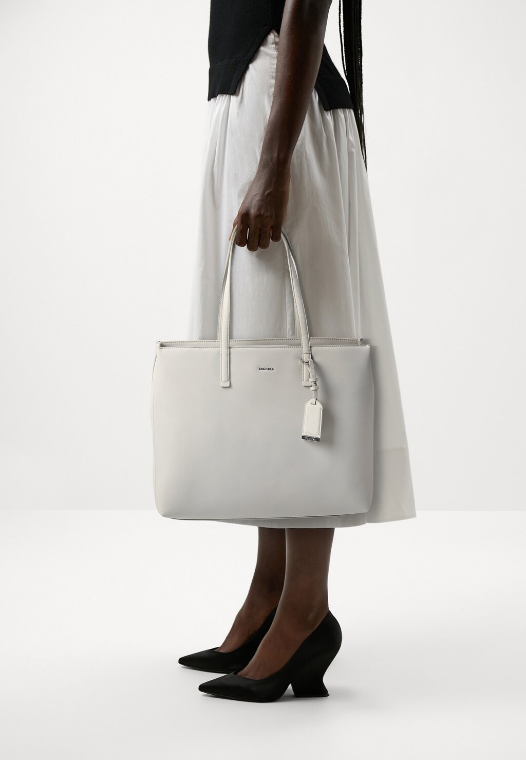 

Сумка MUST NUBUCK Calvin Klein, цвет ecru
