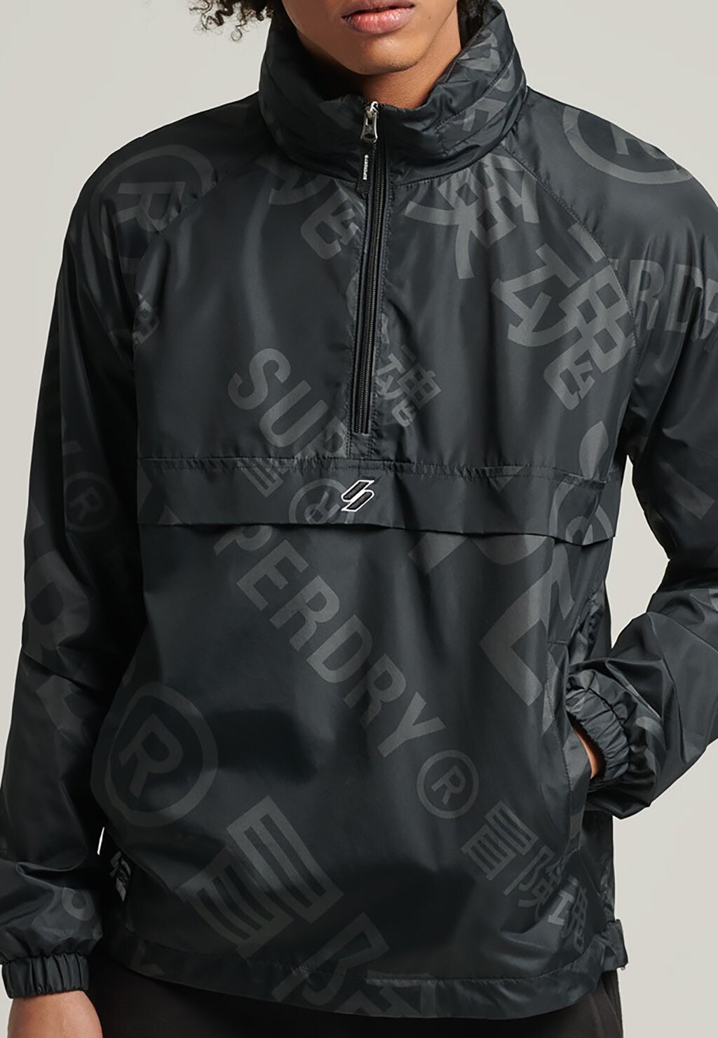 

Водонепроницаемый Superdry CODE ESSENTIAL GRAPHIC OVERHEAD, цвет black aop