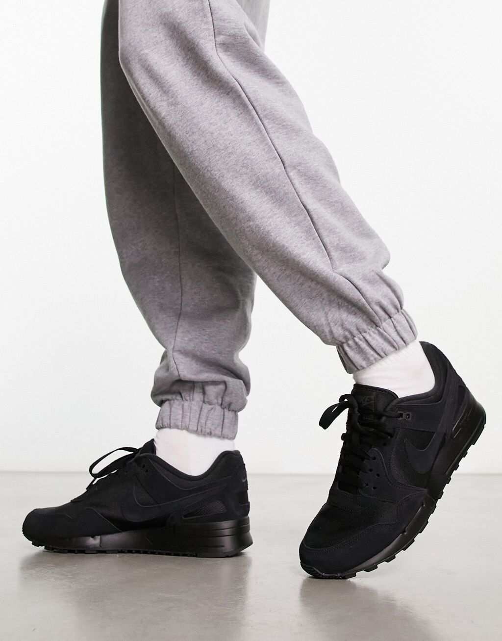 

Черные кроссовки Nike Pegasus 89