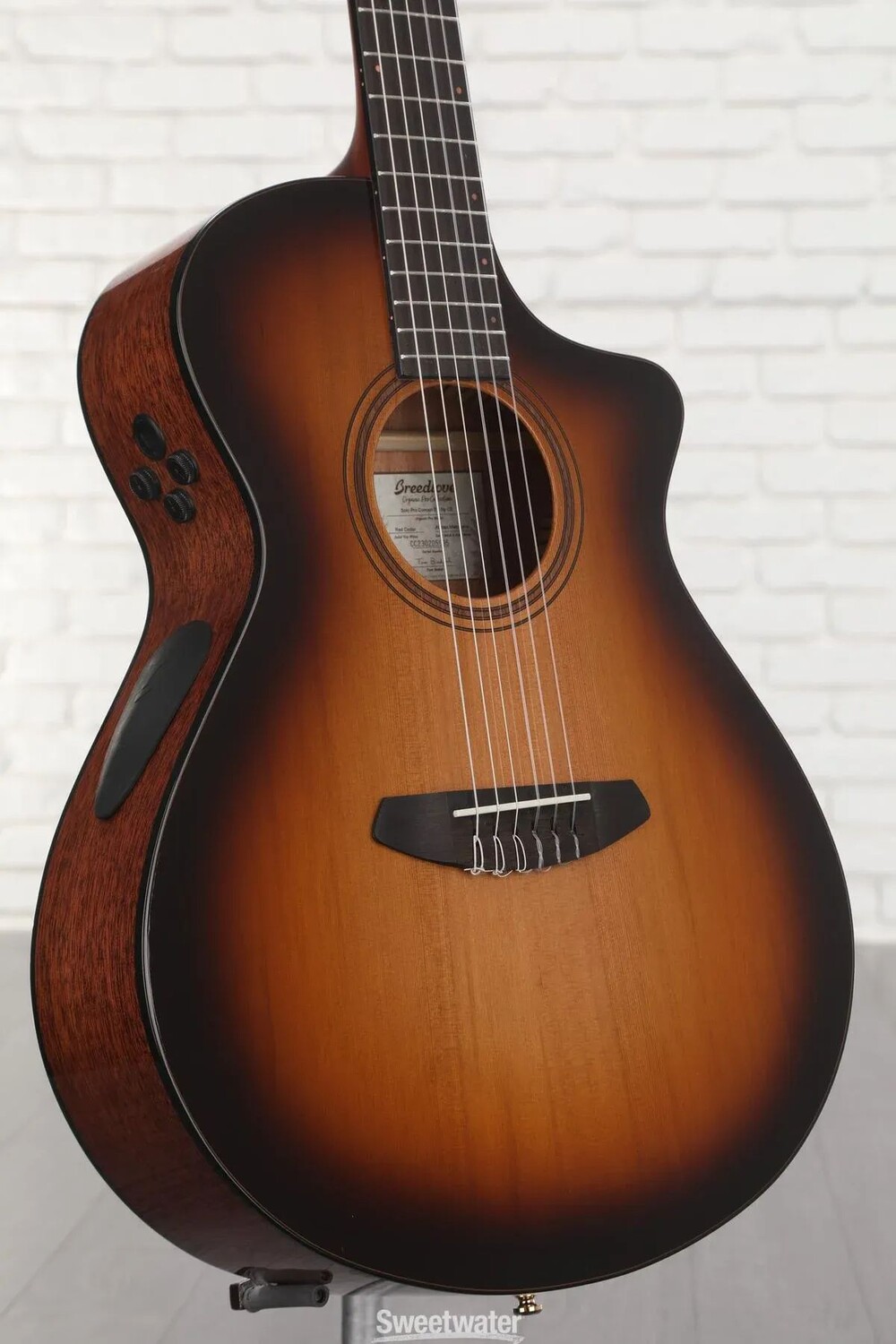 

Акустико-электрическая гитара Breedlove Organic Solo Pro Concert CE с нейлоновыми струнами - Edgeburst