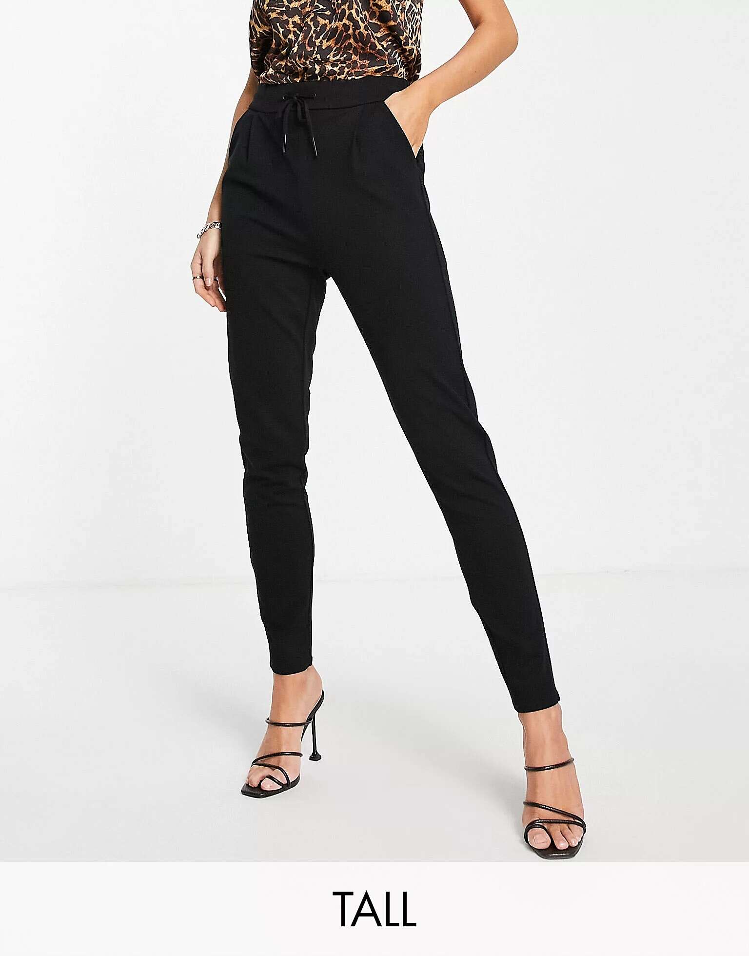 Черные зауженные брюки Vero Moda черные зауженные брюки с завязками на талии vero moda