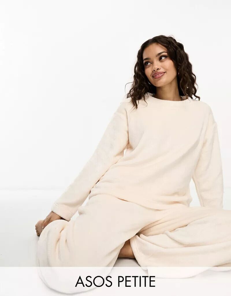 

Белый комплект из супермягкого флисового свитшота и брюк ASOS DESIGN Petite