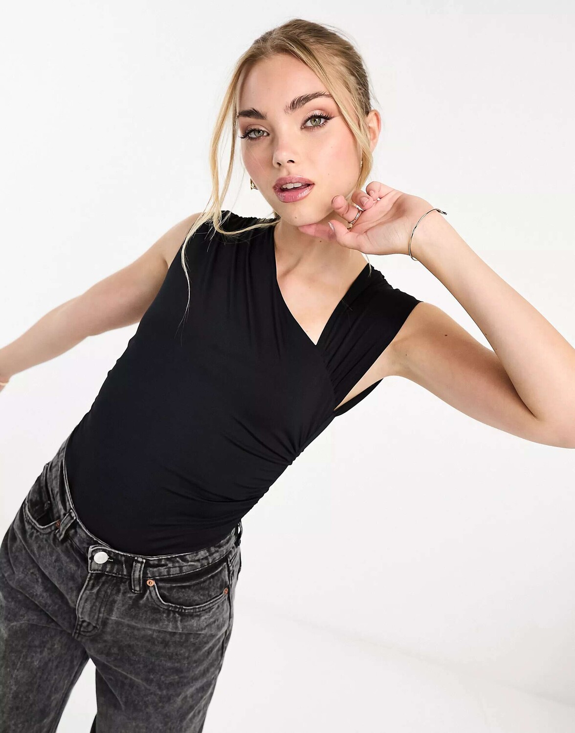 

Черное боди асимметричного кроя со сборками Miss Selfridge