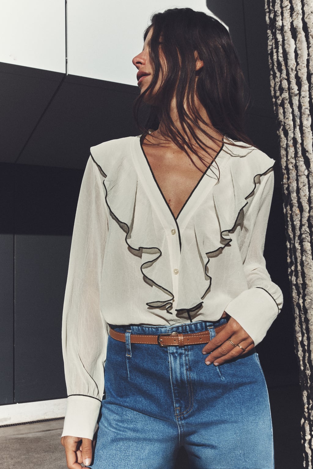 Блузка с рюшами и контрастной окантовкой ZARA, экрю футболка с контрастной отделкой zara экрю