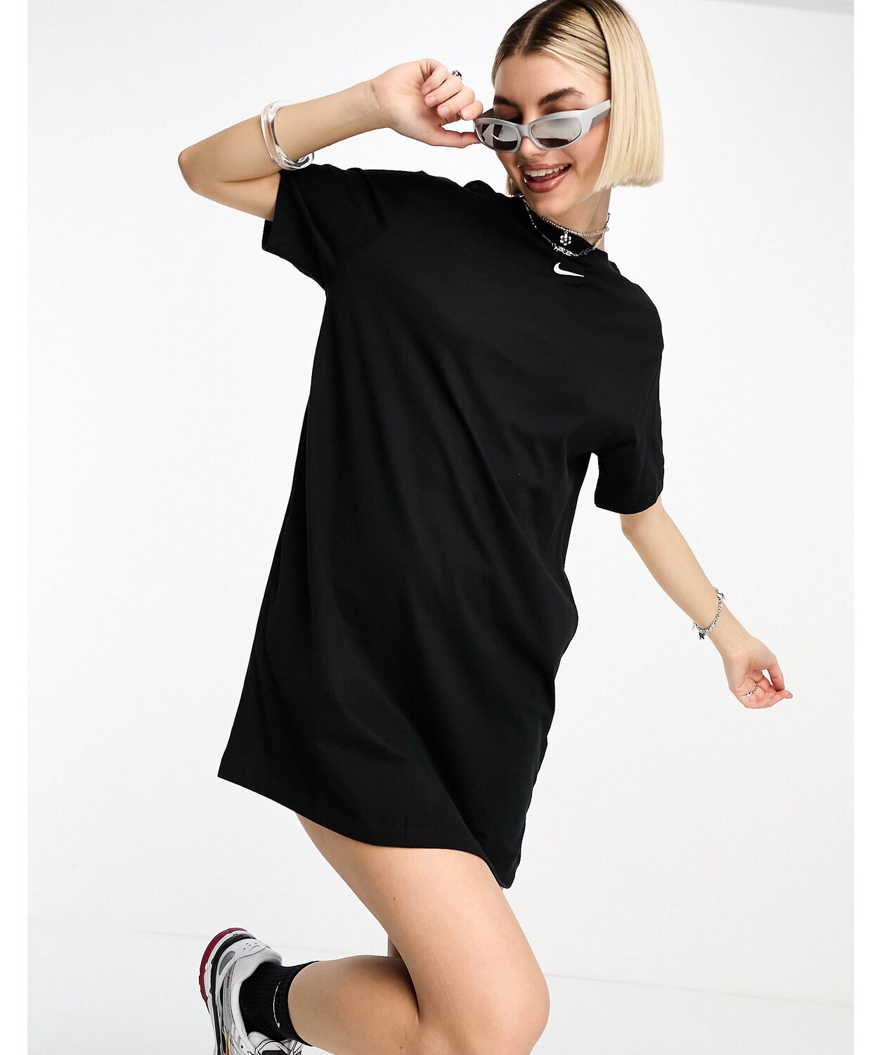 

Черное платье-футболка с мини-галочкой Nike Essential, Черный