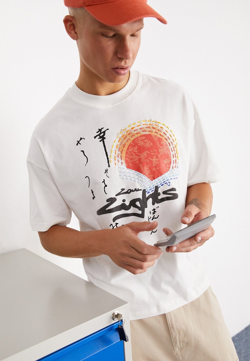 

Футболка с принтом RISING SUN TEE UNISEX LOW LIGHTS STUDIOS, экрю