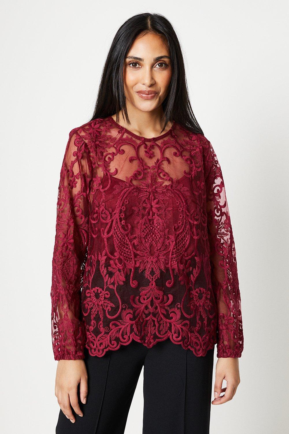 цена Миниатюрная кружевная блузка с высоким воротником Wallis, красный