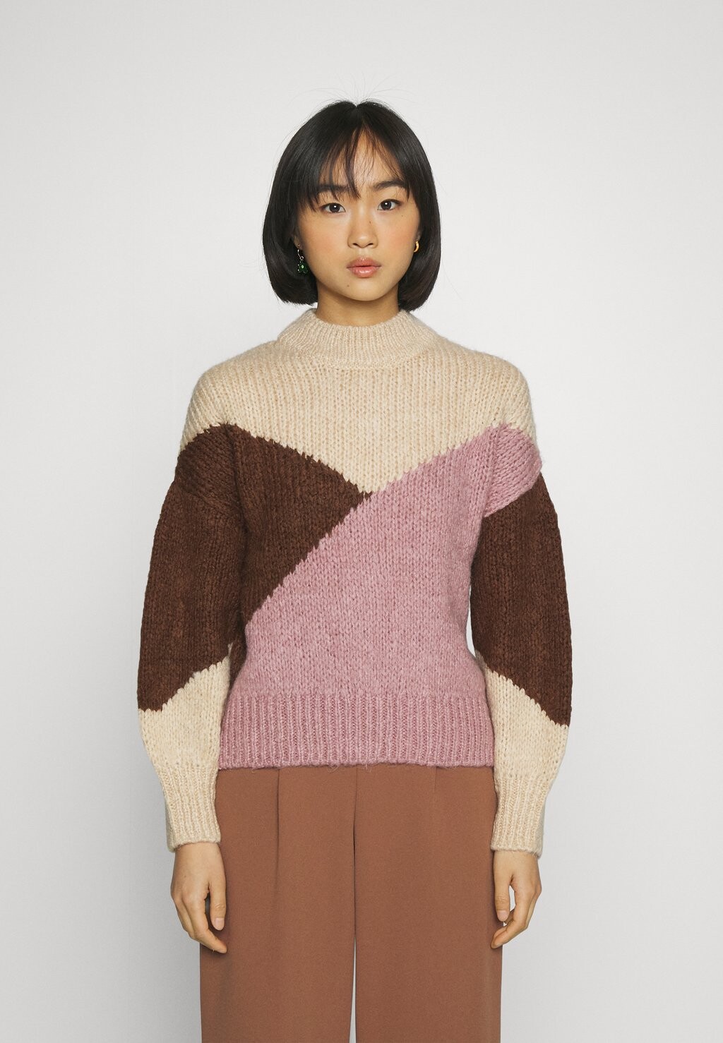 

Свитшот JDY Petite JDY KILIAN, цвет tapioca/fondue fudge/woodrose