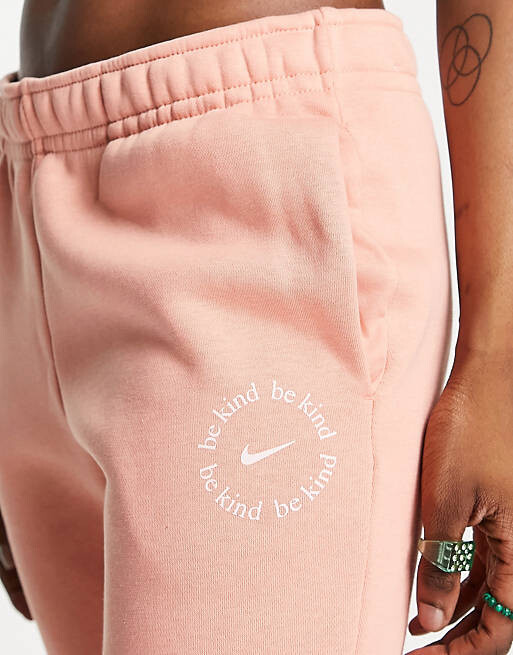 

Расклешенные флисовые джоггеры Nike Be Kind из корня марены