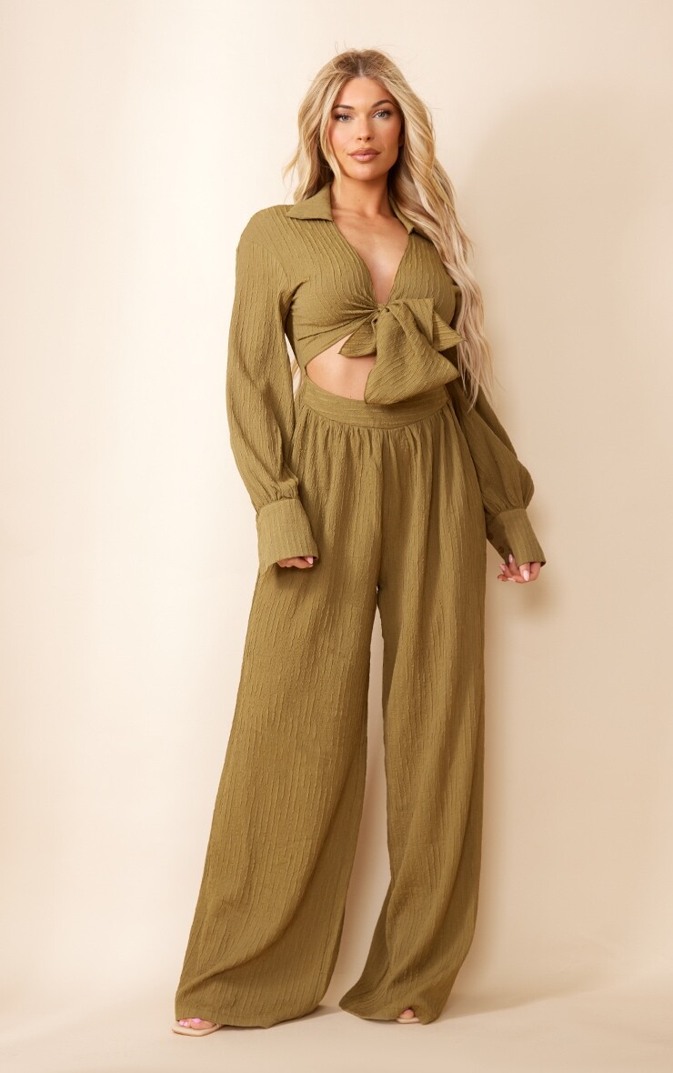 

PrettyLittleThing Темно-оливковый текстурированный тканый комбинезон с завязками и вырезами в стиле рубашки в стиле рубашки