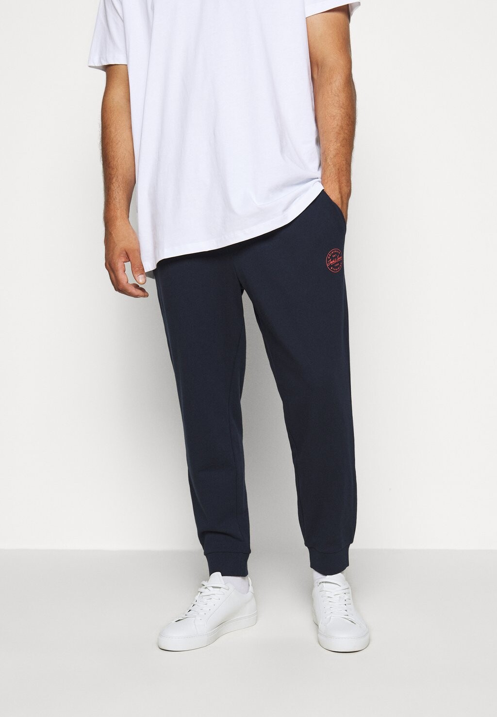 

Спортивные брюки JJIGORDON JJSHARK PANT Jack & Jones, темно-синий пиджак
