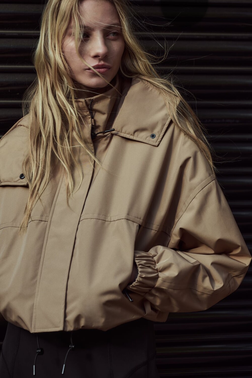 

Укороченная куртка с капюшоном ZARA, кэмел