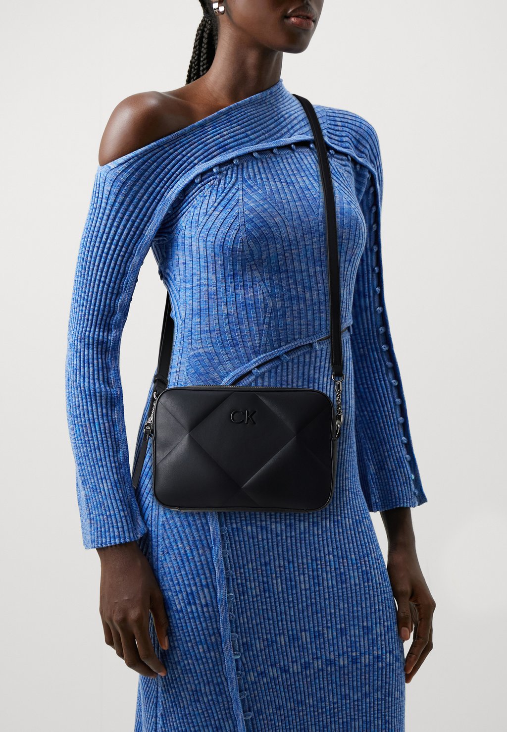 Сумка через плечо QUILT CAMERA BAG Calvin Klein, цвет black цена и фото