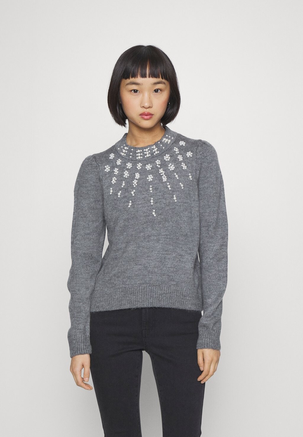 

Свитшот ONLY Petite ОНЛБРИАННА, меланж среднего серого цвета, цвет medium grey melange detail:white pearls, Серый