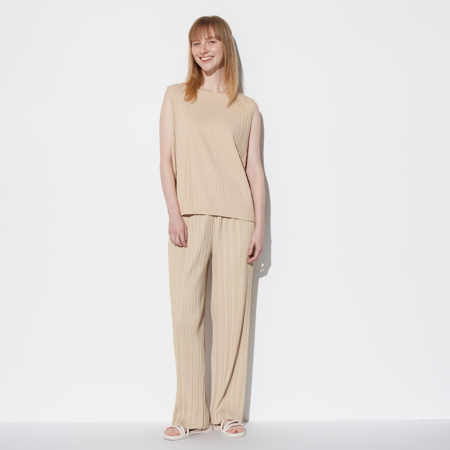 

Брюки-плиссе UNIQLO прямые удлиненные, бежевый