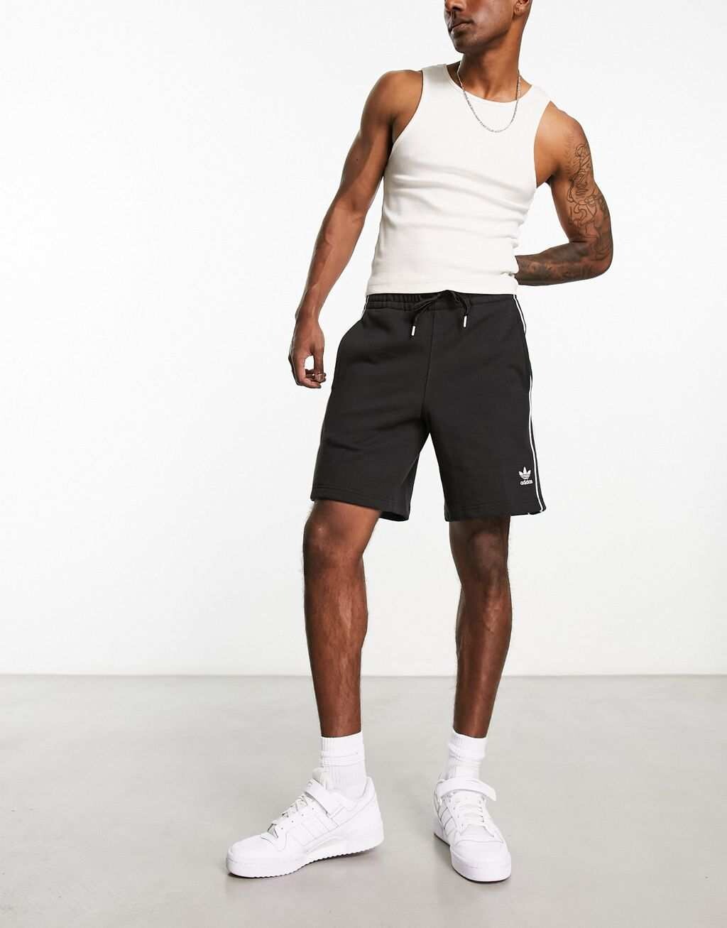 

Черные шорты с логотипом и тремя полосками adidas Originals Rekive