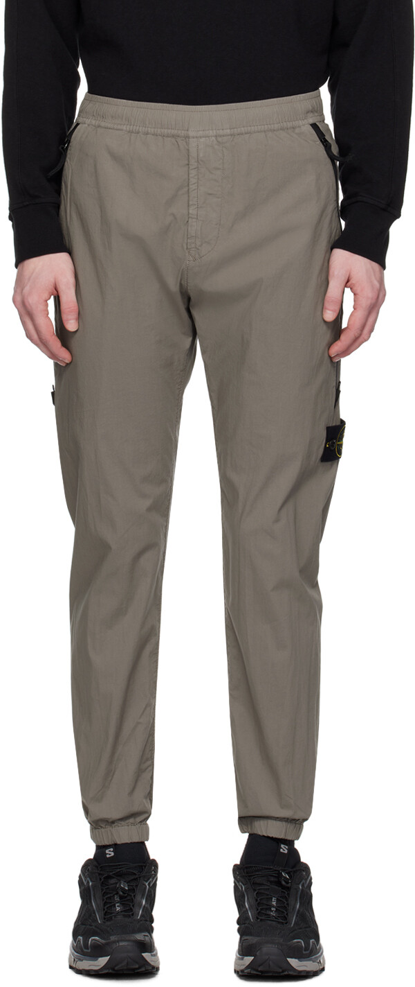 

Серые брюки с нашивками Stone Island, цвет Dove grey