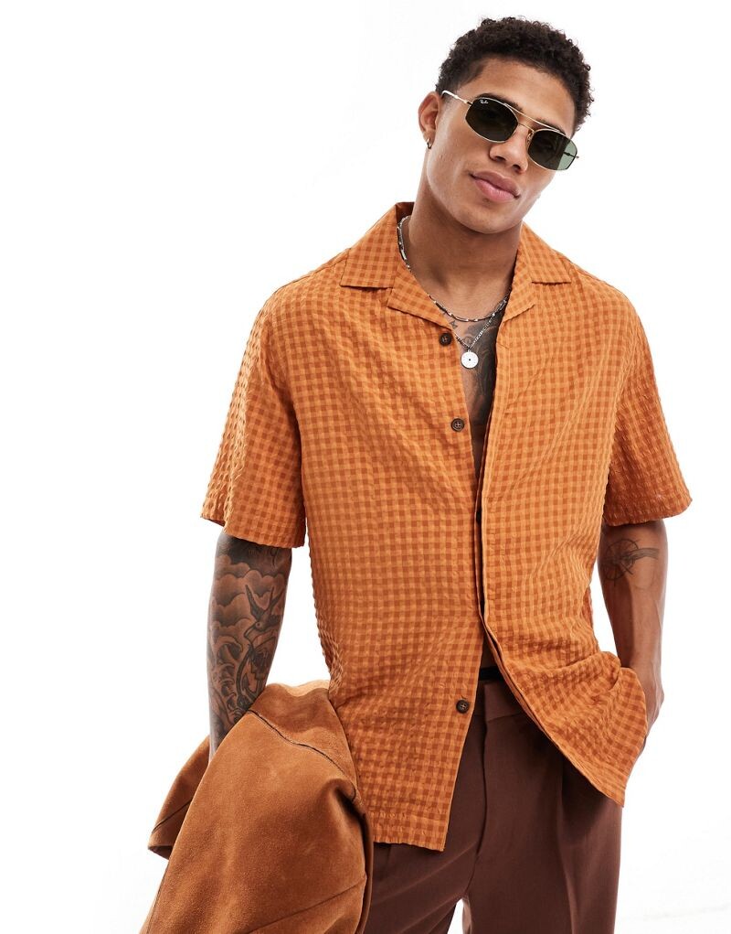 

Свободная рубашка из жатого хлопка горчичного цвета с короткими рукавами ASOS DESIGN