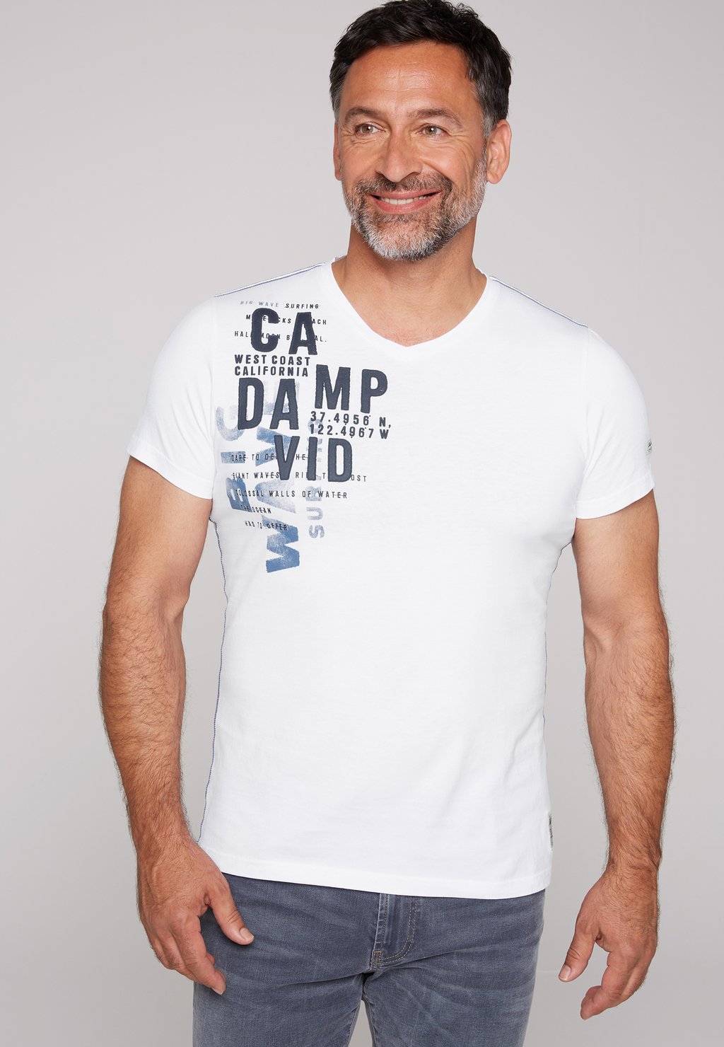 футболка базовая v neck mit lammgarnstruktur camp david цвет sea green Футболка с принтом MIT V-NECK UND LABEL PRINTS Camp David, цвет opticwhite