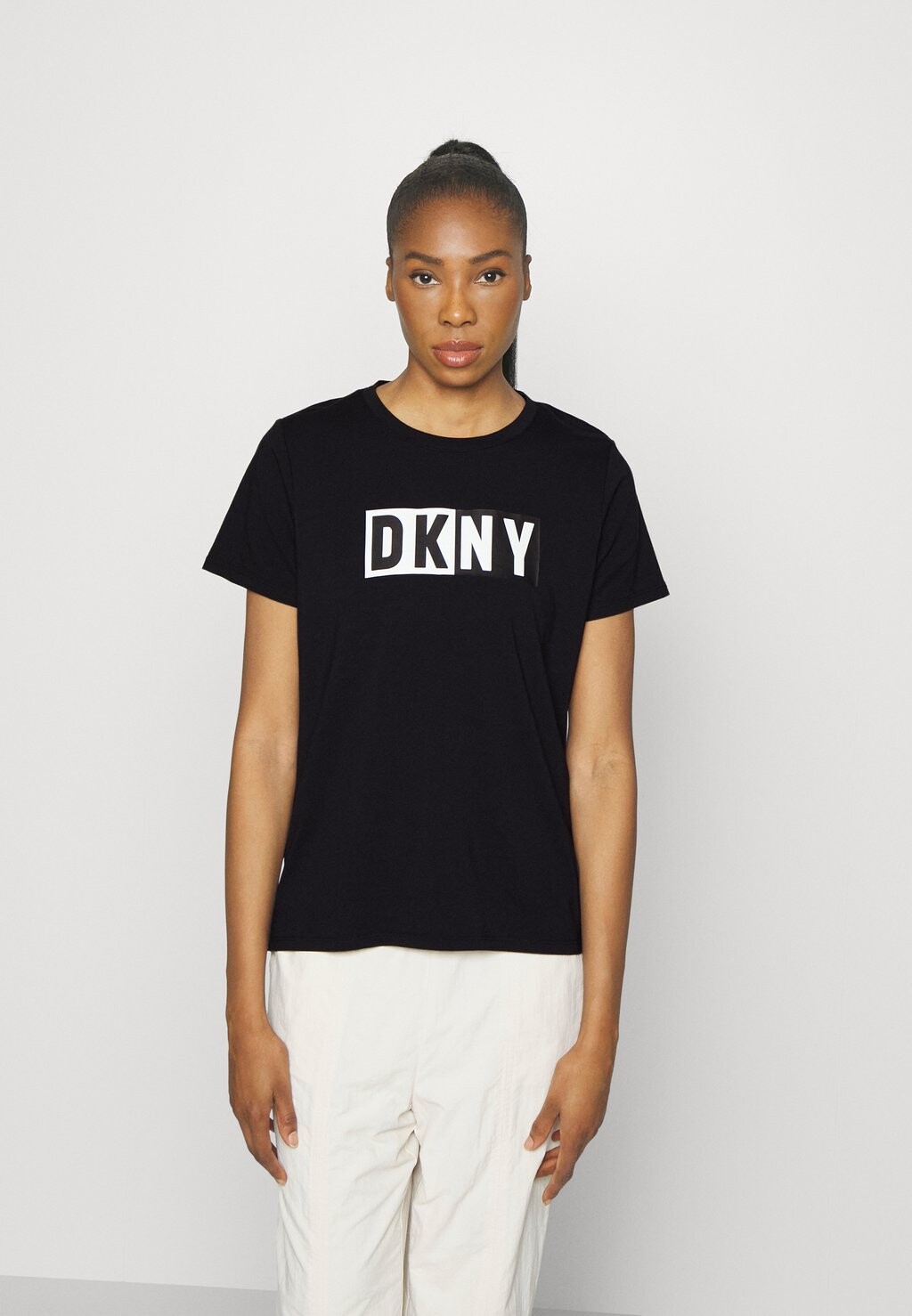 

Футболка с принтом DKNY, черный