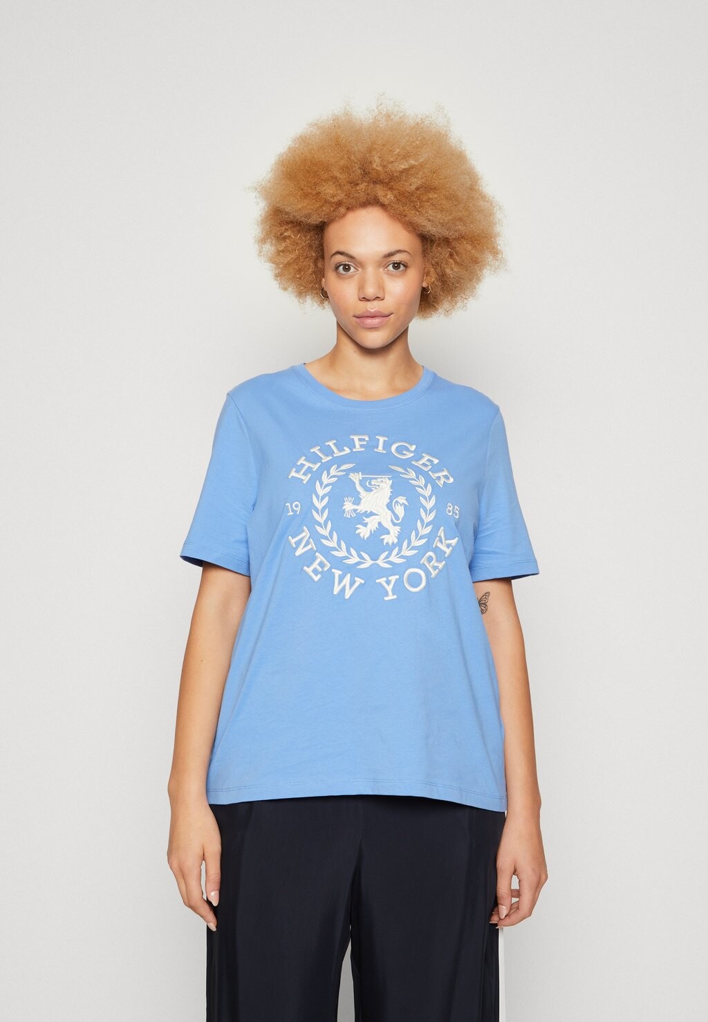

Футболка с принтом CREST TEE Tommy Hilfiger Curve, синий