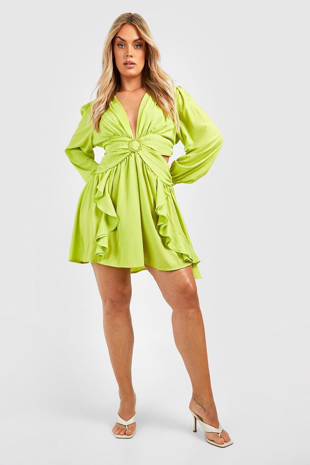 

Платье с плиссированной юбкой и рюшами плюс с запахом и вырезами boohoo, желтый