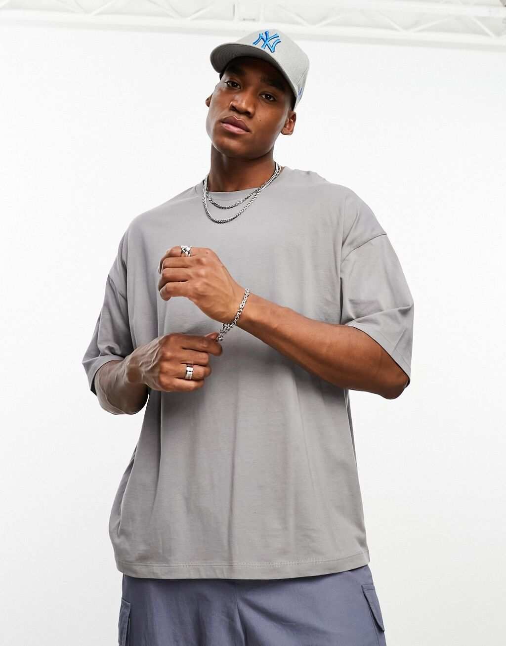 

Серая объемная футболка с круглым вырезом ASOS DESIGN
