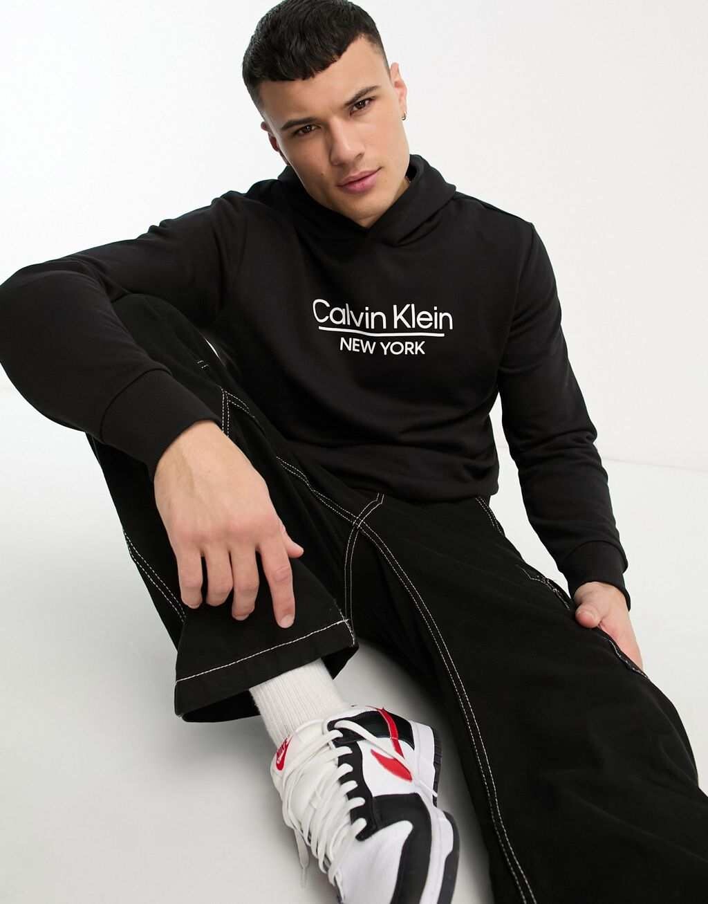

Черная худи с центральным логотипом Calvin Klein