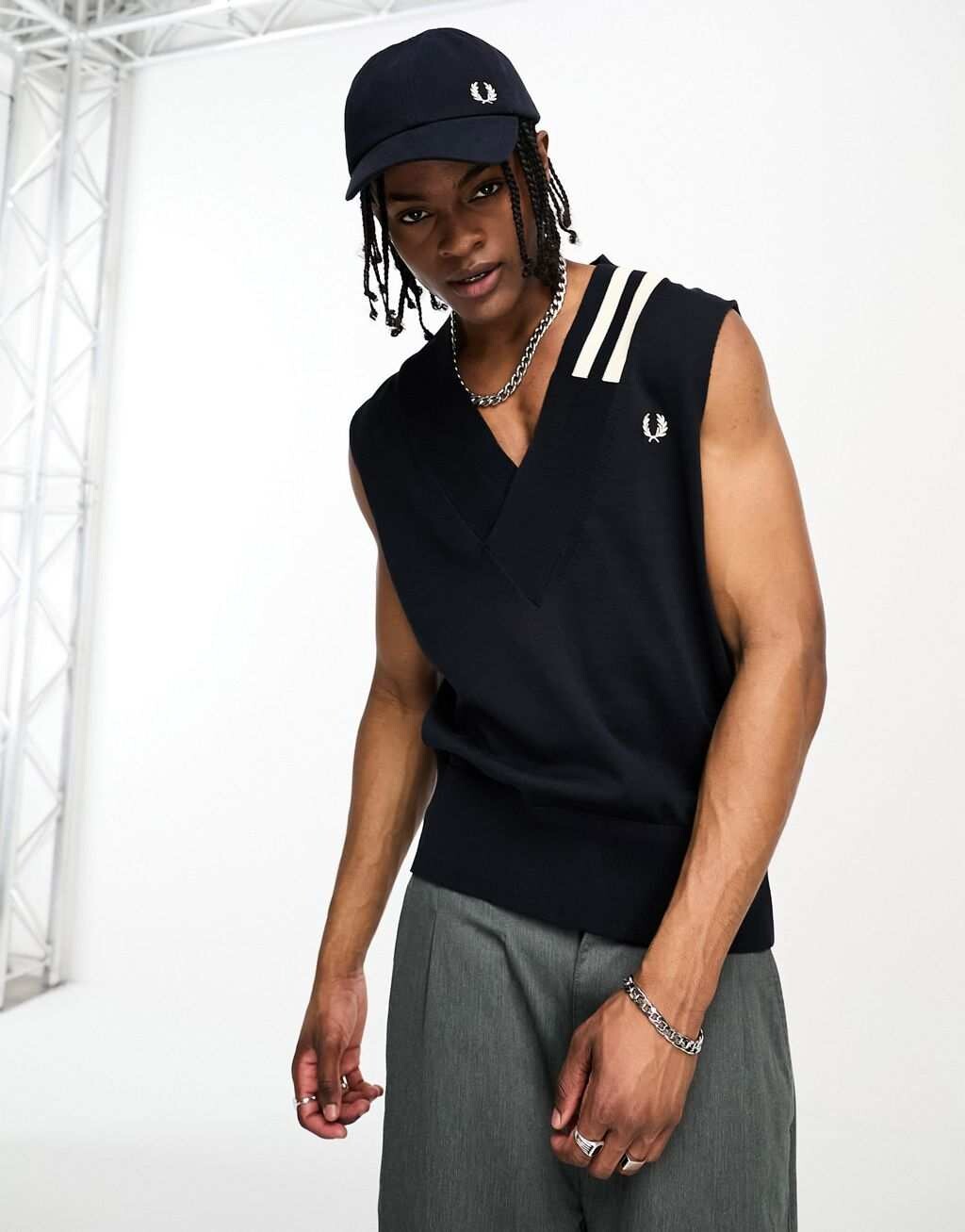

Темно-синяя майка с V-образным вырезом Fred Perry