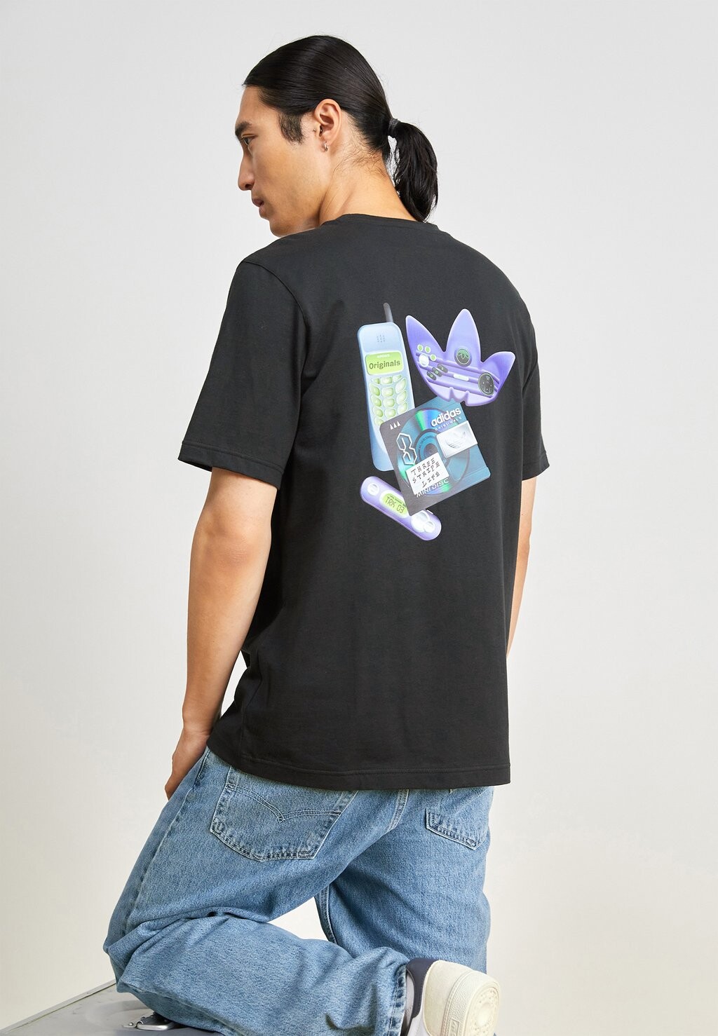 

Футболка с принтом adidas Originals, черный