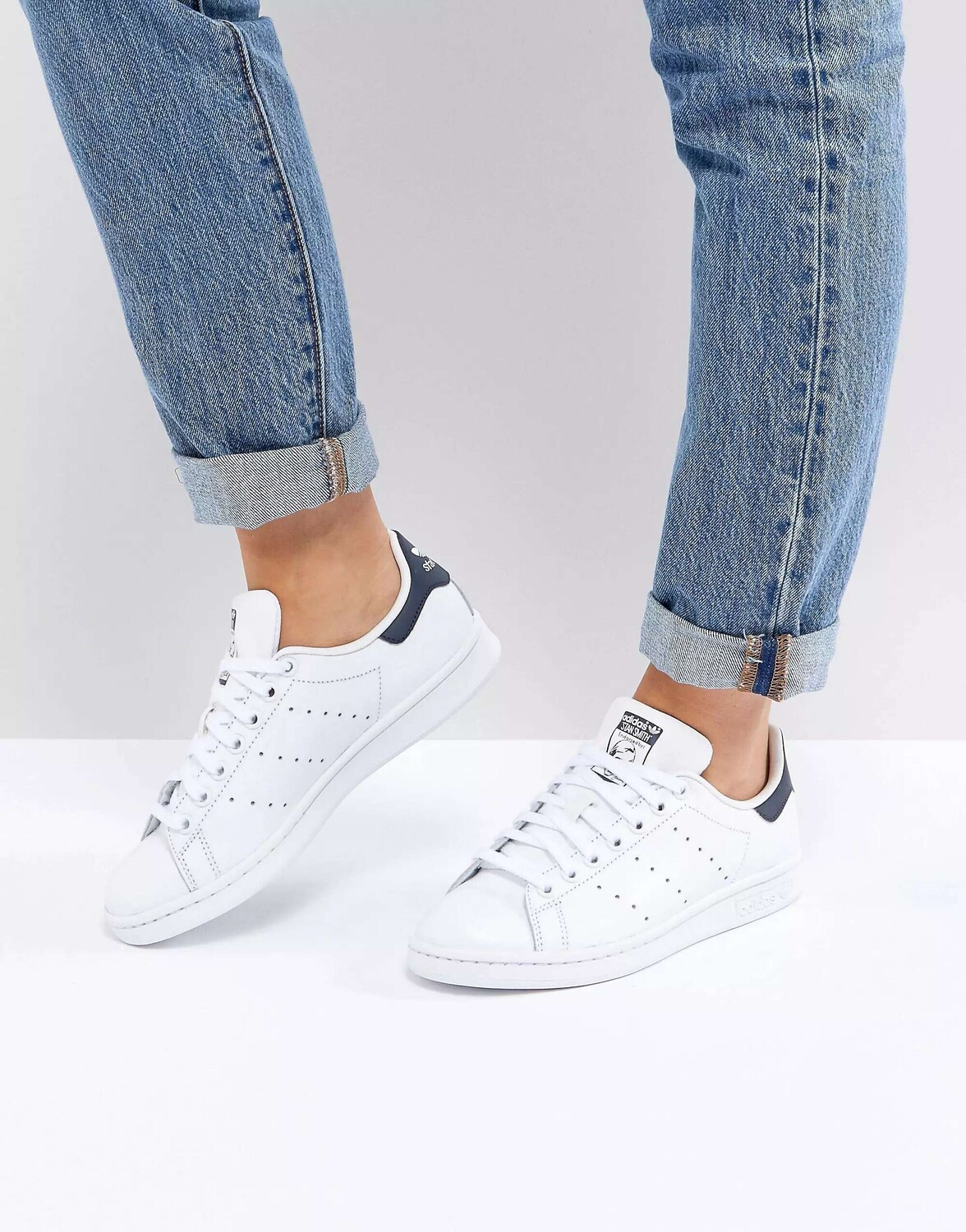 

Бело-темно-синие кроссовки Adidas Originals Stan Smith